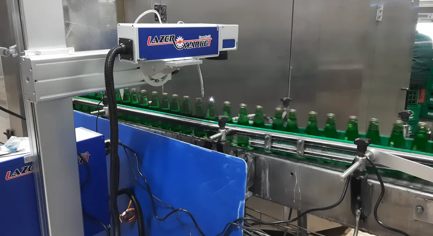 Cam şişe dolum hattında Lazer Market lazer kodlama kafası
